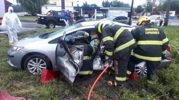 Quedó atrapado en su auto tras chocar con un camión