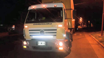 Transportaba una prefabricada y dejó a todo el barrio sin luz