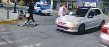 Un automóvil y un ciclista colisionaron en pleno centro de la ciudad