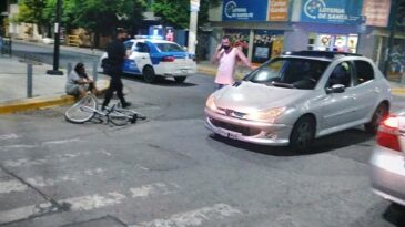 Un automóvil y un ciclista colisionaron en pleno centro de la ciudad