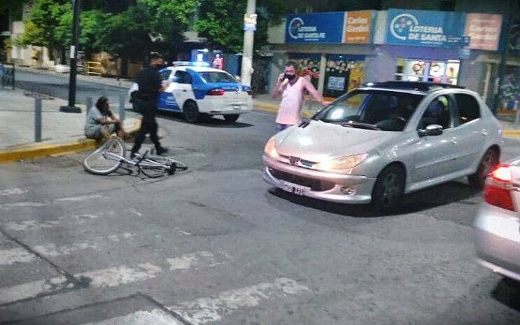 Un automóvil y un ciclista colisionaron en pleno centro de la ciudad