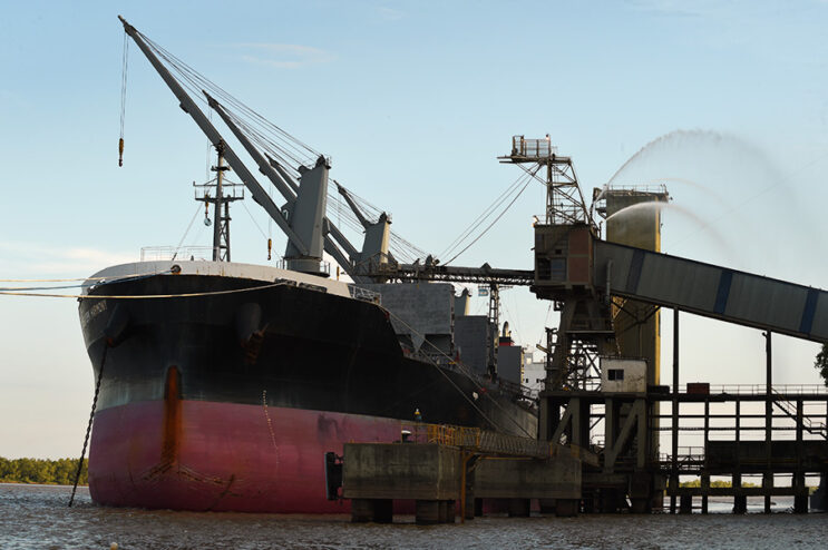 Más gremios cesan sus actividades y paralizan los puertos de la región