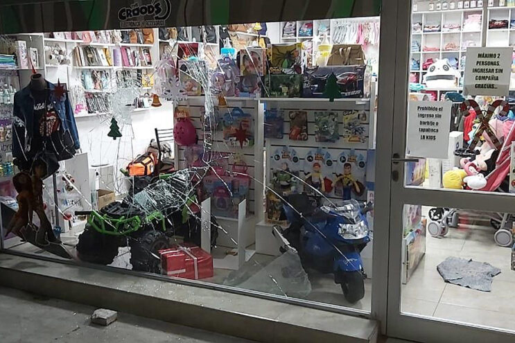 "Hey oficiales, robé para comer" dijo, y se llevaba dos parlantes