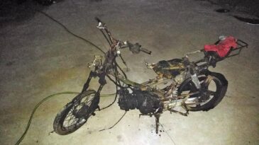 Fue asaltada por un motochorro y como respuesta le prendió fuego la moto