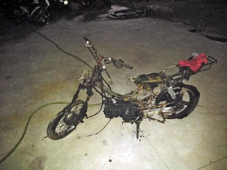 Fue asaltada por un motochorro y como respuesta le prendió fuego la moto