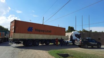 Un motociclista terminó debajo de un camión en un accidente sobre Ruta 11