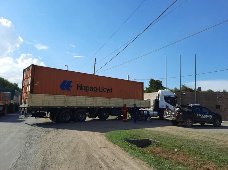 Un motociclista terminó debajo de un camión en un accidente sobre Ruta 11