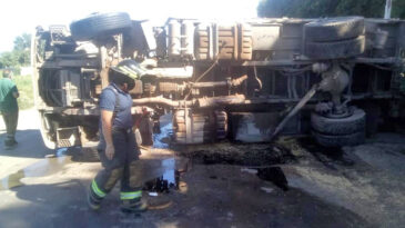 Volcó un camión cerealero aparentemente por un pozo en la banquina