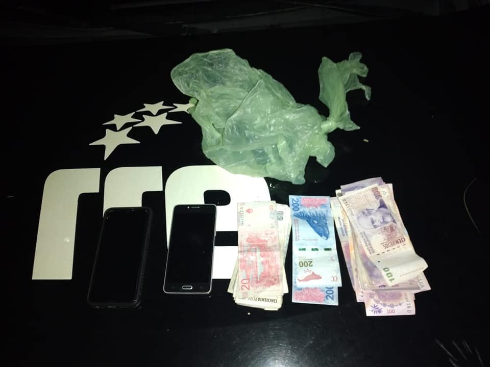 Robó, salió corriendo, y cuando se cruzó con la policía "se entregó" solo