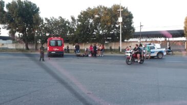 Un motociclista terminó en terapia intensiva tras colisionar con un automóvil