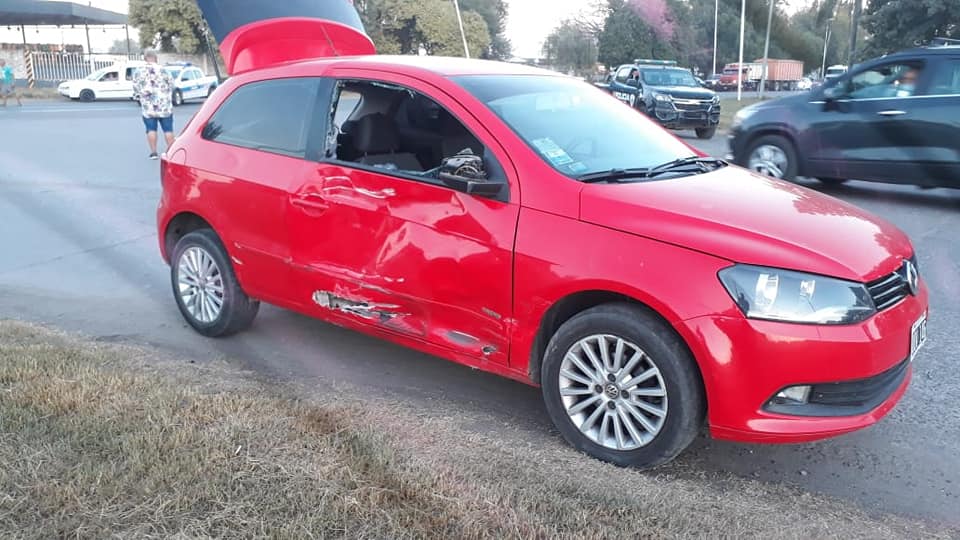 Accidente entre un automóvil y una moto con el saldo de un herido grave