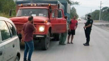 Conducía ebrio un camión y cuando lo paró la policía no podía mantenerse en pie