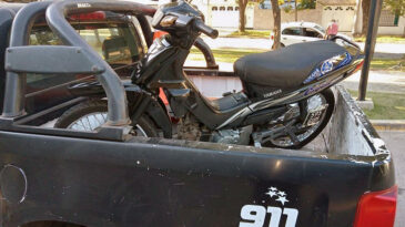 Dos jóvenes circulaban en una moto robada y terminaron en la comisaría
