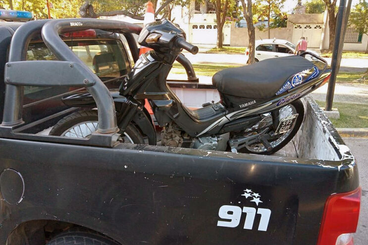 Dos jóvenes circulaban en una moto robada y terminaron en la comisaría