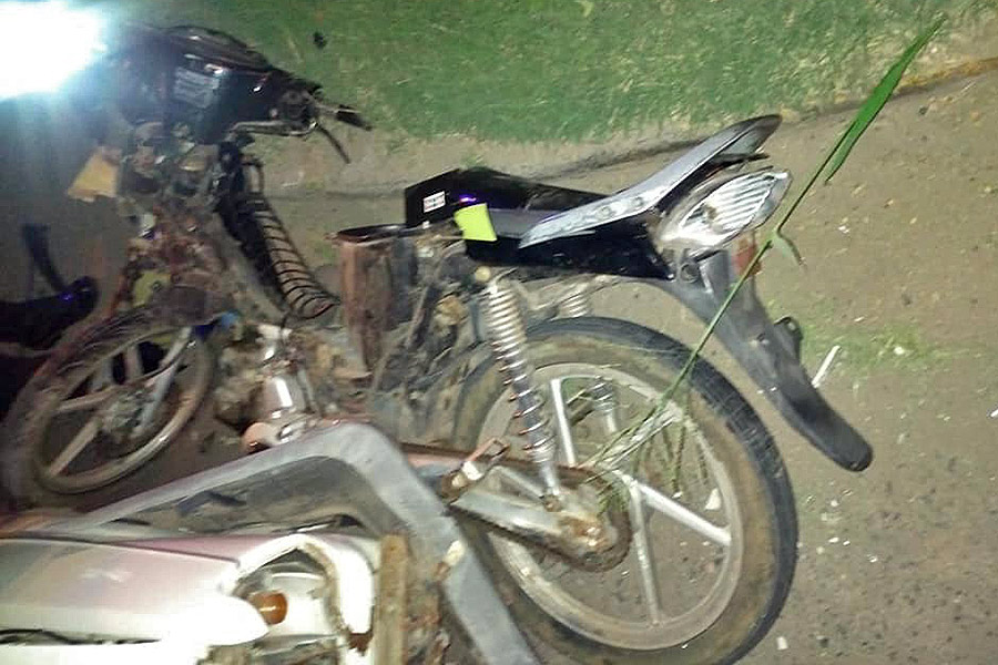 Accidente de tránsito entre un automóvil y una moto con tres ocupantes