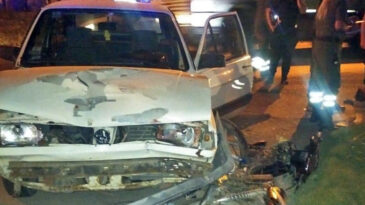 Accidente de tránsito entre un automóvil y una moto con tres ocupantes