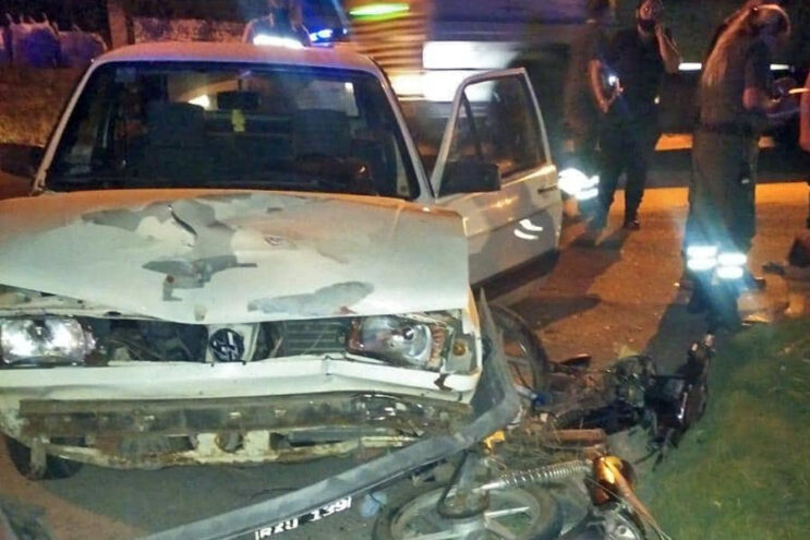 Accidente de tránsito entre un automóvil y una moto con tres ocupantes