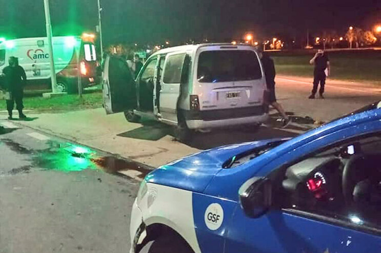 Choque con vuelco de un utilitario y dos jóvenes lesionados