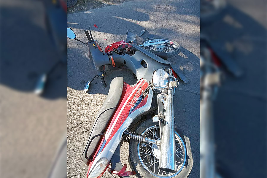 Choque entre una moto y una pickup dejó a dos mujeres en el hospital