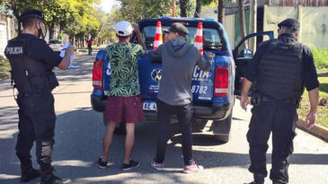 Jóvenes detenidos mientras conducían de manera temeraria una moto sin papeles