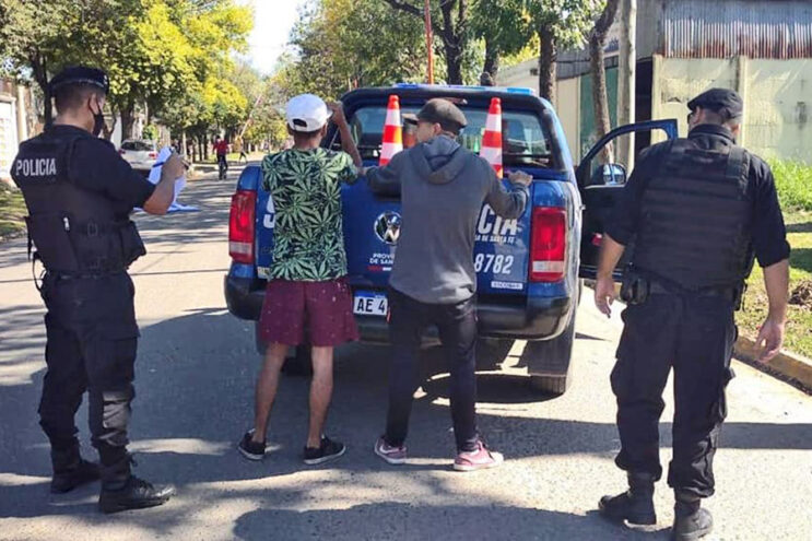 Jóvenes detenidos mientras conducían de manera temeraria una moto sin papeles