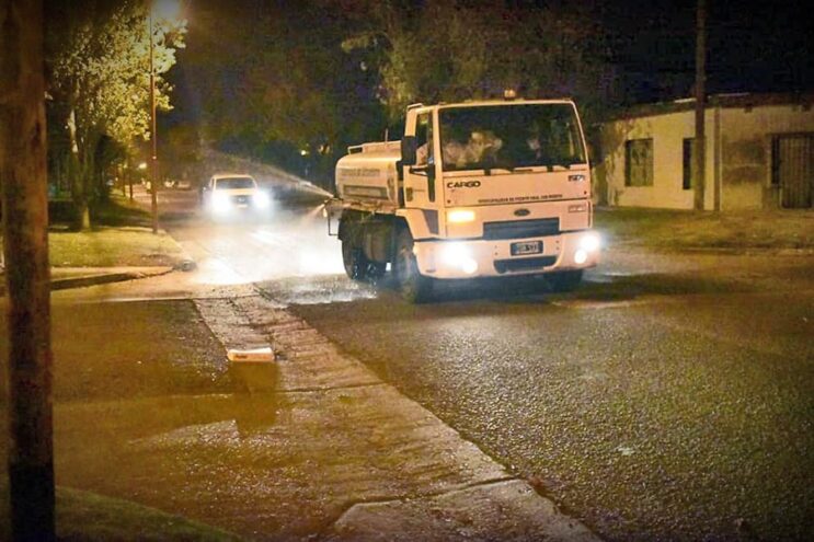 El municipio reanudó los operativos de desinfección en los espacios públicos