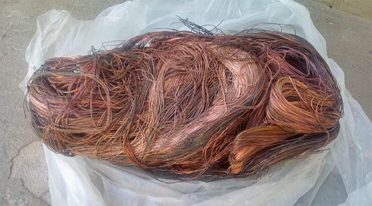 Demorados mientras trasladaban varios kilos de cobre en una mochila