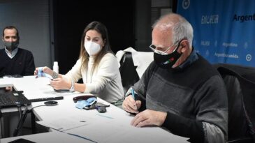 De Grandis firmó un convenio para extender el servicio de cloacas en la ciudad