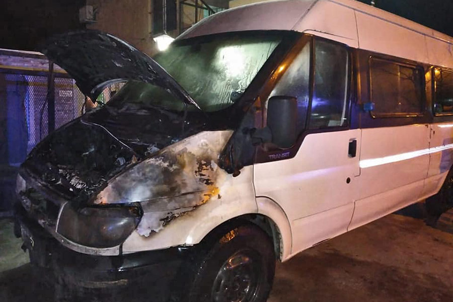 Se incendió un vehículo y su dueño asegura que fue intencional