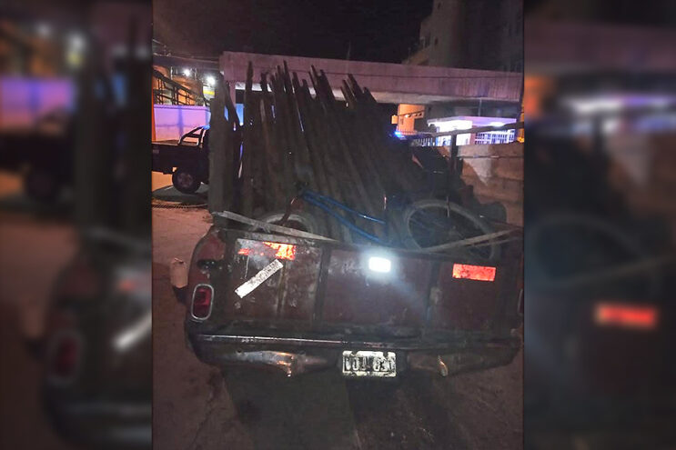La policía local detuvo a cuatro rosarinos trasladando hierros de dudosa procedencia