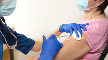 Vacunación antigripal gratuita para adultos mayores con o sin obra social