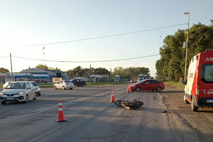 Un motociclista sufrió lesiones graves en su cabeza al caer sobre el asfalto
