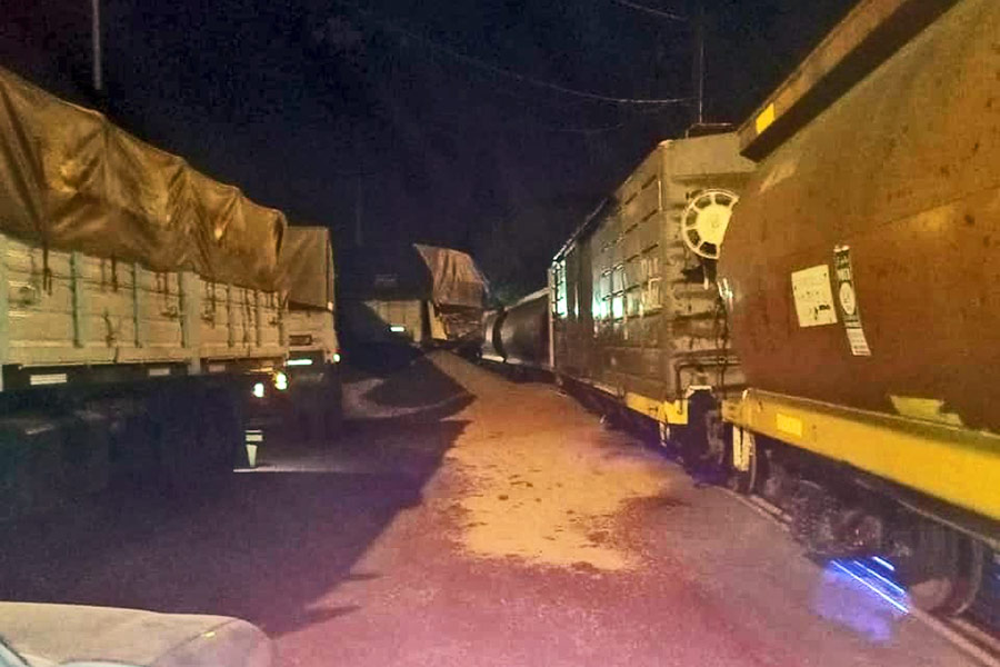 Tres camiones arrollados por un tren en la zona de acceso a puertos