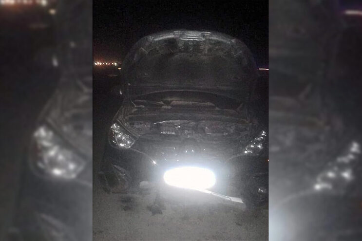 Chocaron un montículo de tierra con su vehículo y se salvaron de milagro