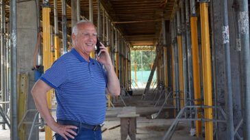 Carlos De Grandis supervisó las obras de techado en el futuro Polo Educativo