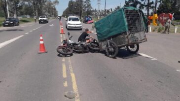 Un hombre quedó grave al caer de su moto mientras era remolcado