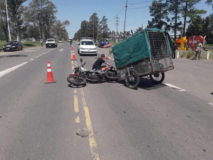 Un hombre quedó grave al caer de su moto mientras era remolcado