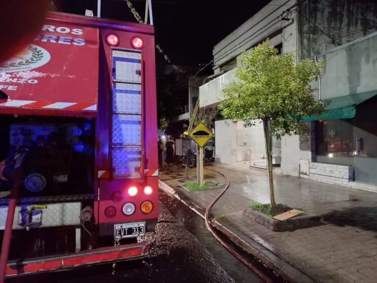 Incendio en un local de comidas con importantes daños materiales
