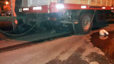 Un motociclista muerto al chocar contra un camión con acoplado