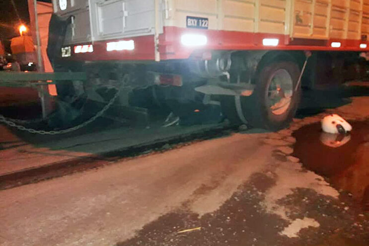 Un motociclista muerto al chocar contra un camión con acoplado