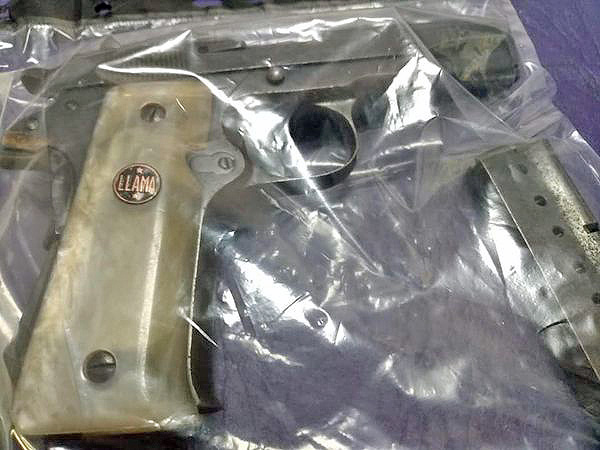 Golpeó a su ex y cuando lo revisó la policía, hallaron dos armas de fuego