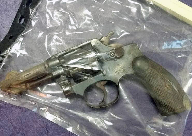 Golpeó a su ex y cuando lo revisó la policía, hallaron dos armas de fuego