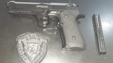 Amenazó con un arma a su cliente porque no tenía dinero para pagarle