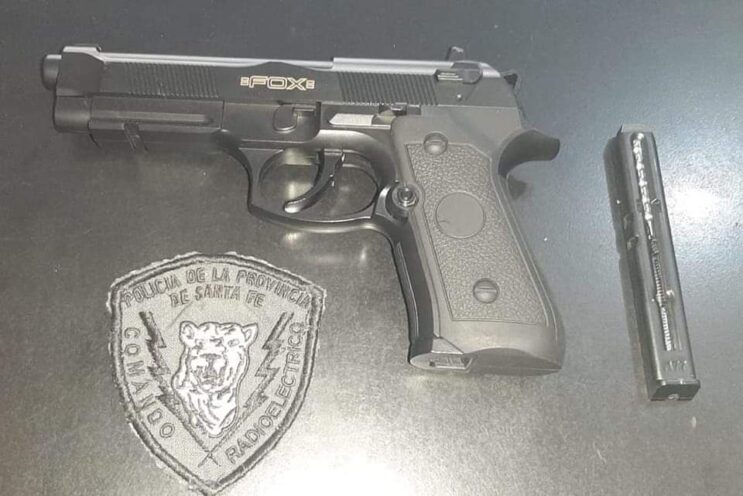 Amenazó con un arma a su cliente porque no tenía dinero para pagarle