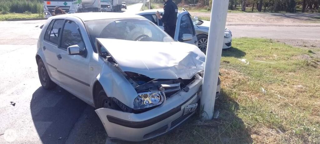 Choque entre autos con el saldo de dos personas lesionadas