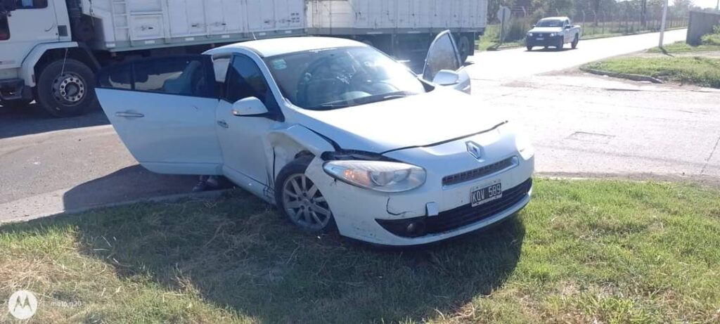 Choque entre autos con el saldo de dos personas lesionadas