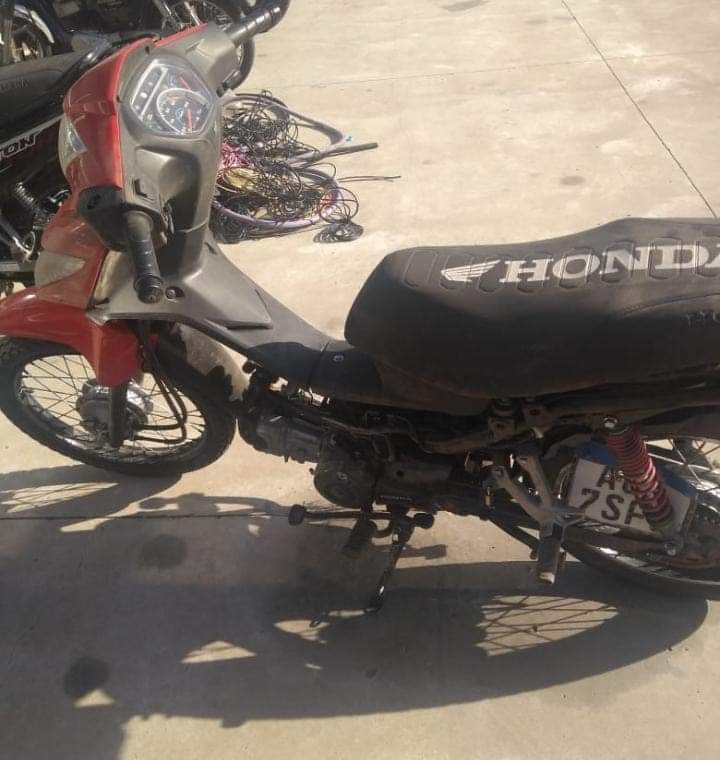 Huyó de la ley en una moto destartalada y no se supo más nada de él