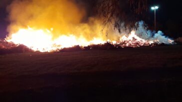 Impresionante incendio a metros de una planta de gas