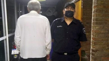 Detenido mientras manejaba con una licencia de conducir vencida y adulterada