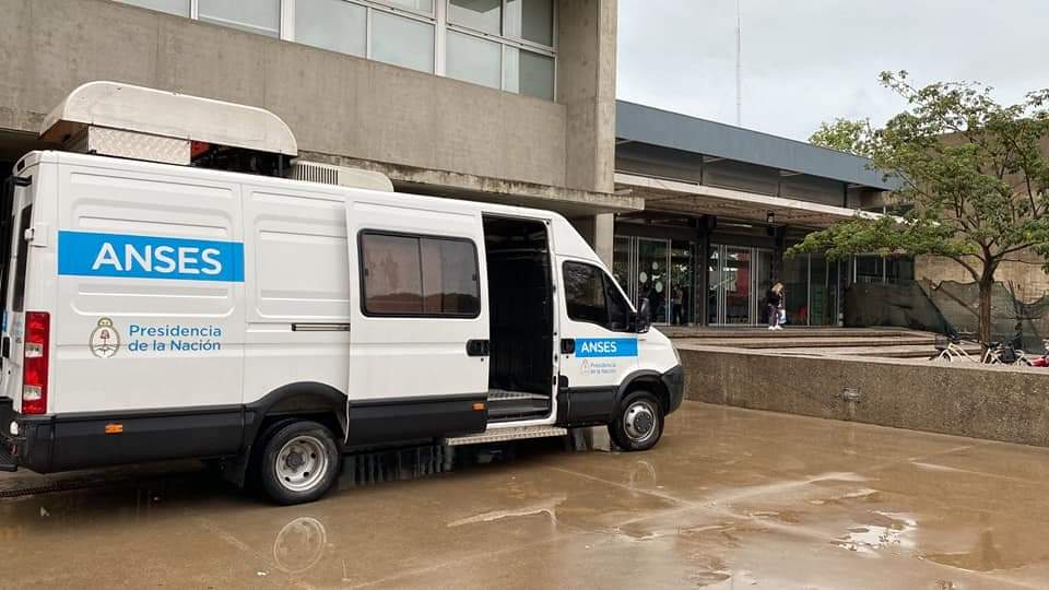 Pese a la lluvia, una gran cantidad de personas se acercaron a la unidad móvil de ANSES